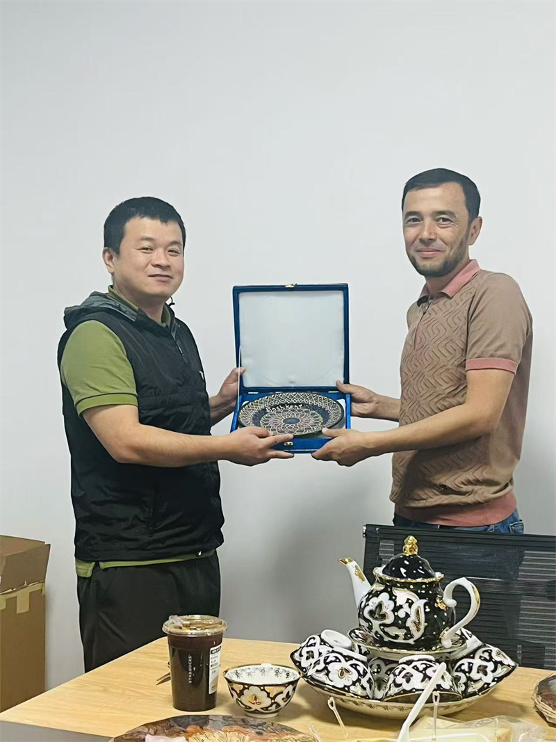 Yurtdışı tüccarlar yeni bir otomobil ihracat yolculuğu başlatmak için şirketimizi ziyaret etti